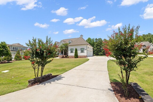 Building Photo - **Luxury 4/4 with Fenced in Yard**