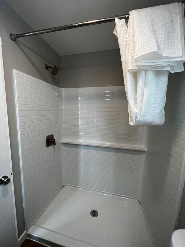 Building Photo - 4 bed 4 bath home - with personal AC in ea...
