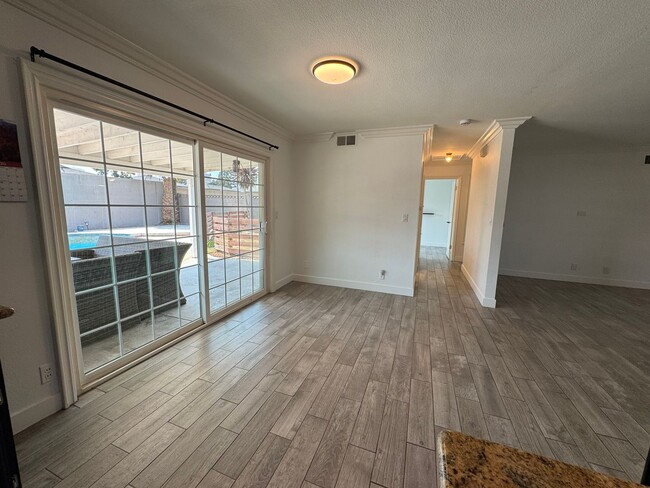 Building Photo - Beautiful 3Bd/2Ba Home With Pool Located I...