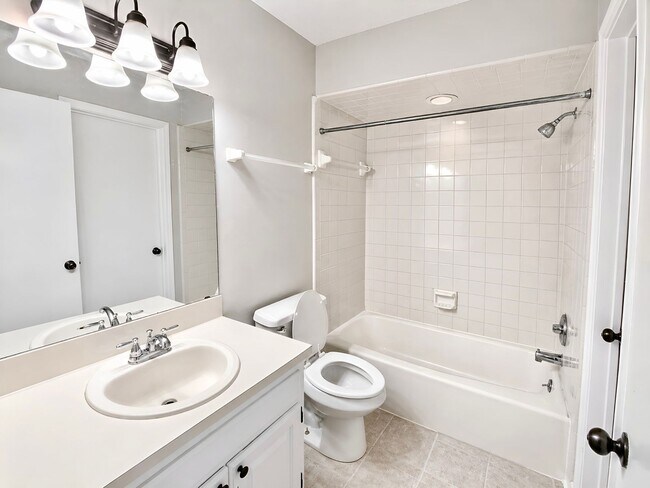Building Photo - Charming 2 Bed / 1.5 Bath Townhome in Jenks – Great Location!
