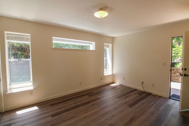 Building Photo - 298 Country Club Dr