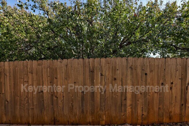 Building Photo - 727 NE 5th St