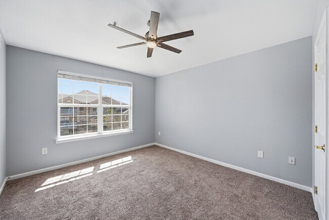 Building Photo - $1,695.95 with $300.00 off the first month's rent, $2 Beds - 2 Bath, Condo in Aurora with in Unit...