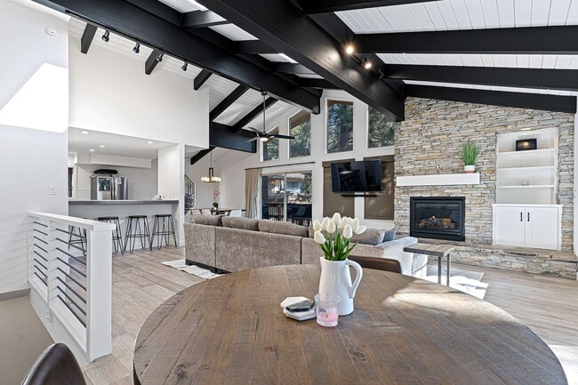 Building Photo - Beautifully Remodeled 3 bed, 3 baths 2 Car Garage