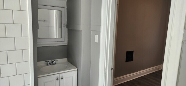 Building Photo - "Charming 2-Bedroom Duplex in St Louis – Your Next Cozy Retreat Awaits!"