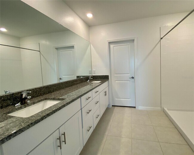 Building Photo - Stunning 5 Bed/2.5 Bath Home in Wesley Chapel with 2869 sq ft - Must See!