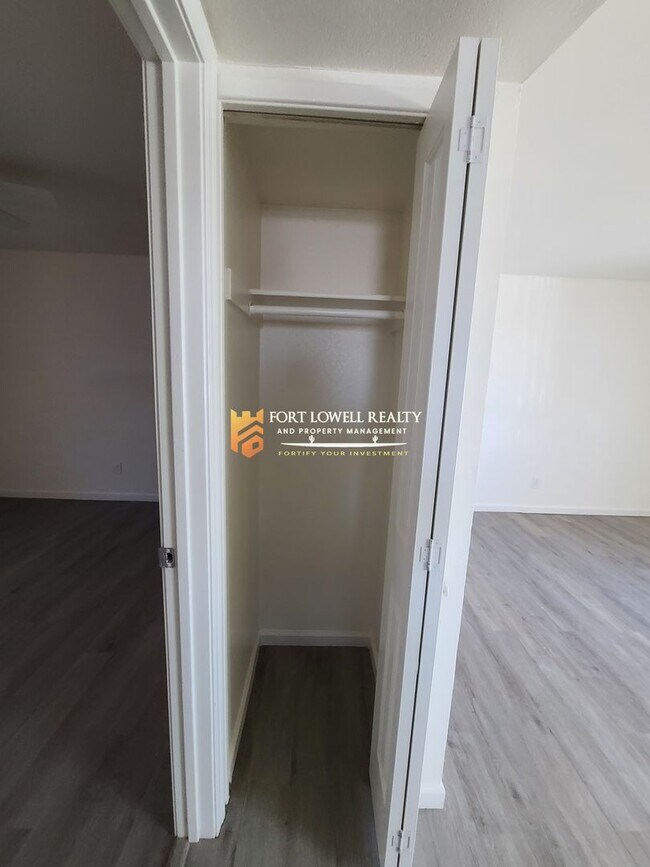 Building Photo - Renovated 2 Bedroom, 1 Bath w/ Washer Dryer Hook Ups and 1 MONTH FREE RENT!