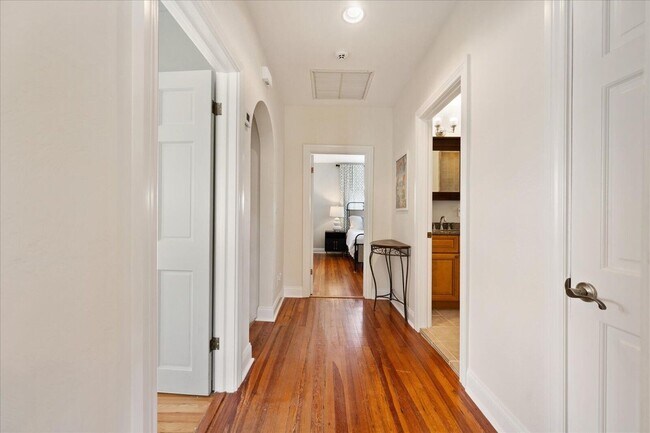 Building Photo - 221 Greymon Dr