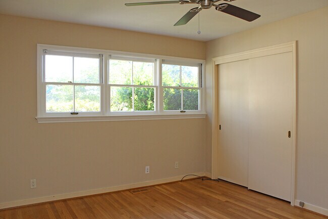 Building Photo - 8025-8027 SW Northvale Wy