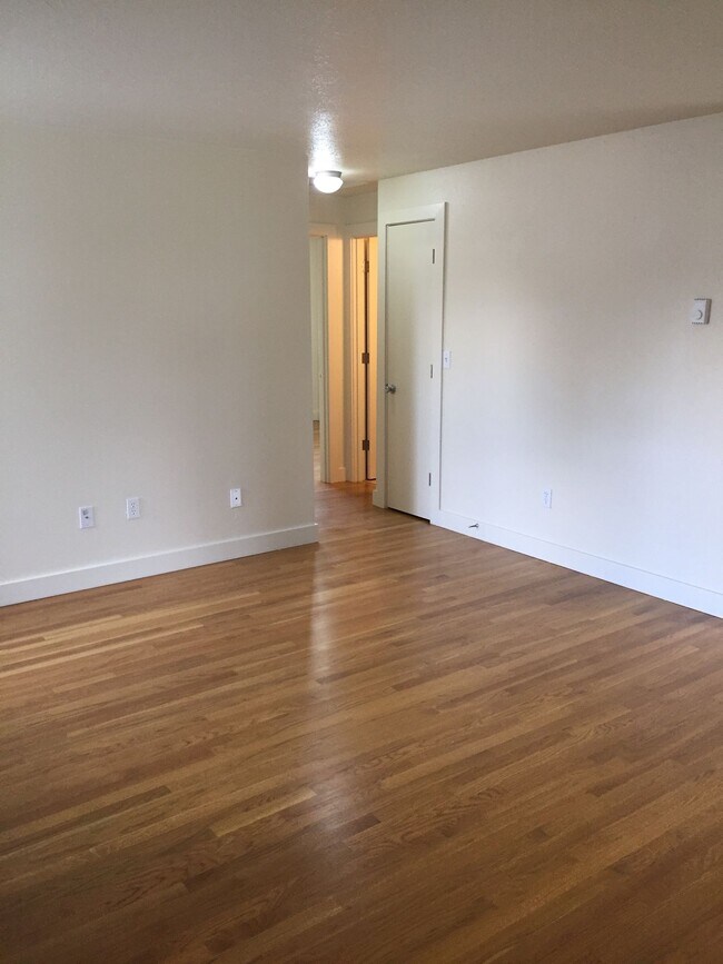Building Photo - Spacious Private Upper Corner Unit Overloo...