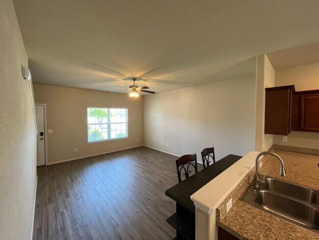 Building Photo - 906 SW Green World St