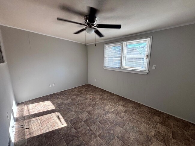 Building Photo - 557 Waterbury Dr