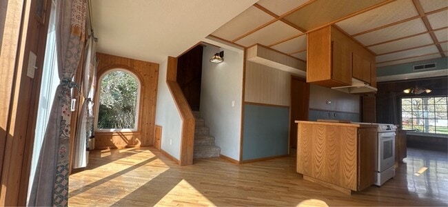 Building Photo - 795 E College St