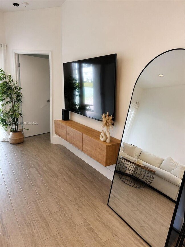 Building Photo - 4926 SW 32nd Ave