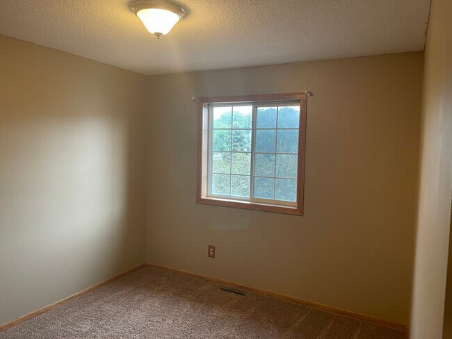 Building Photo - 1708 Pebble Ter
