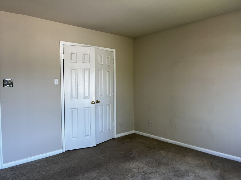 master bedroom - 11807 Chetman Dr