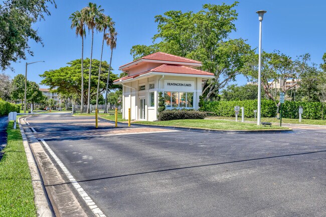 Building Photo - 7290 Kinghurst Dr