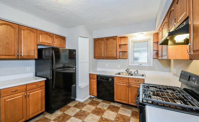 Kitchen - 3701 Viking Ave
