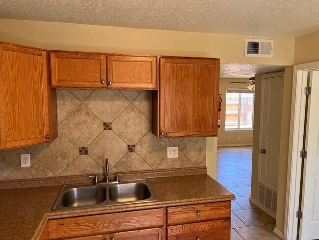 Building Photo - 1816 Buena Vista Dr SE