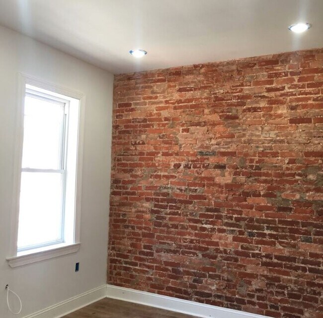 Building Photo - Single Family Strawberry Mansion