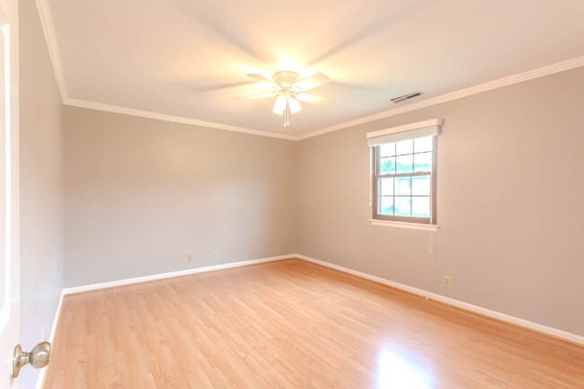 Building Photo - Fantastic Brentwood Location! Community po...