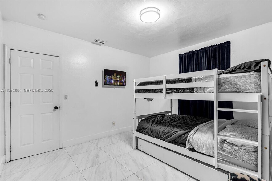 Building Photo - 695 NE 160th St