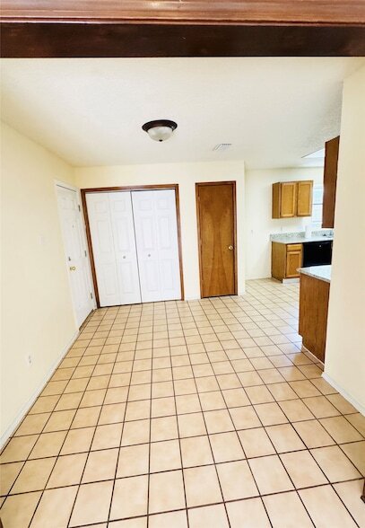 Building Photo - 700 Retriever Ln