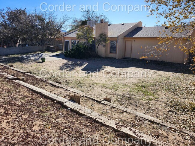 Building Photo - COMING SOON Nice 3 Bedroom, 1 3/4 Bathroom, 2 Car Garage and 1,452 Sq Ft. Home in Western Hills, ...
