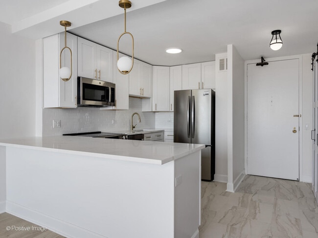 Building Photo - 5445 N Sheridan Rd