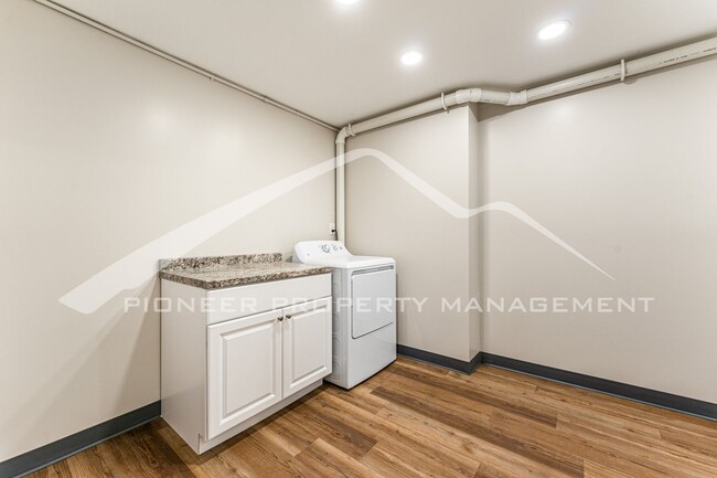 Building Photo - Newly Renovated Half-Duplex with Huge Fenc...