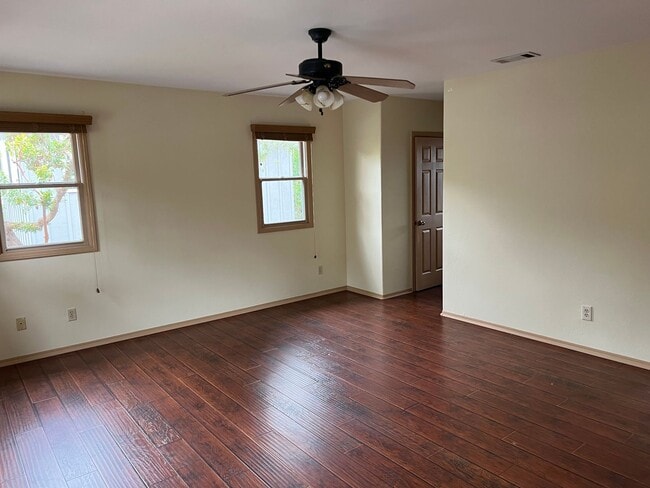 Building Photo - Spacious 3 Bedroom Home