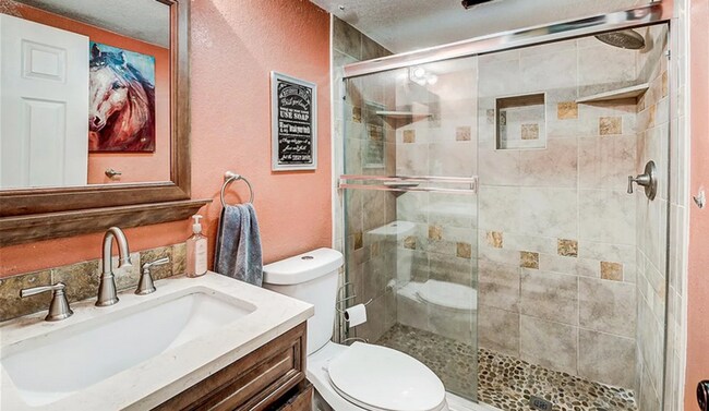 Building Photo - Huge room in a large shared home, private bathroom, great neighborhood, friendly roommates!
