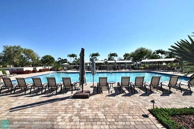 Building Photo - 6715 Via Regina