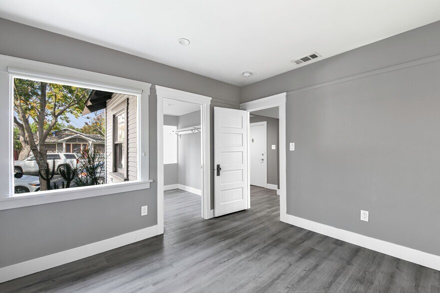 Building Photo - 2914 E 5th St