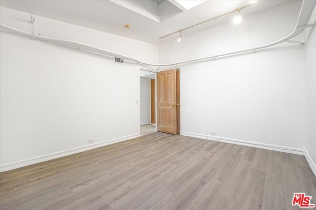 Building Photo - 960 N Tigertail Rd
