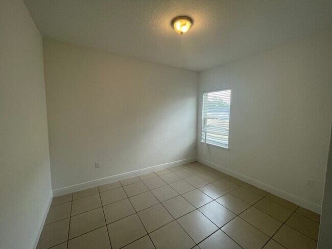 Building Photo - 414 Columbia Ct