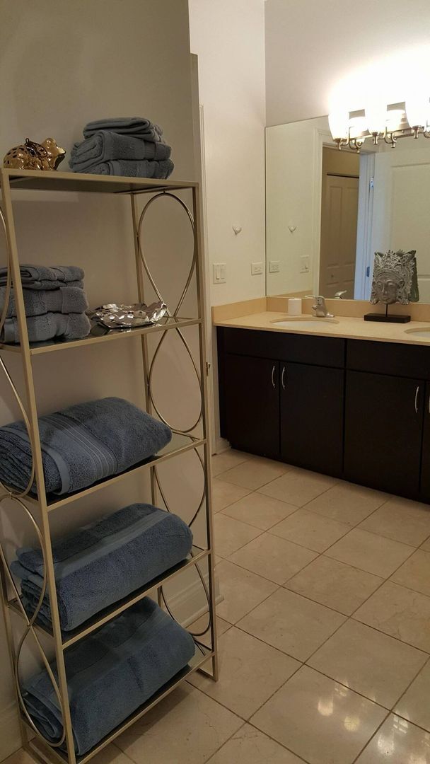 Building Photo - Wrigleyville 2 bedroom with balcony with s...