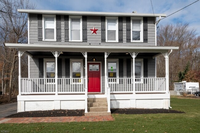 Primary Photo - 186 Horseneck Rd