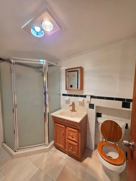 Building Photo - 1906 Burdett Ave