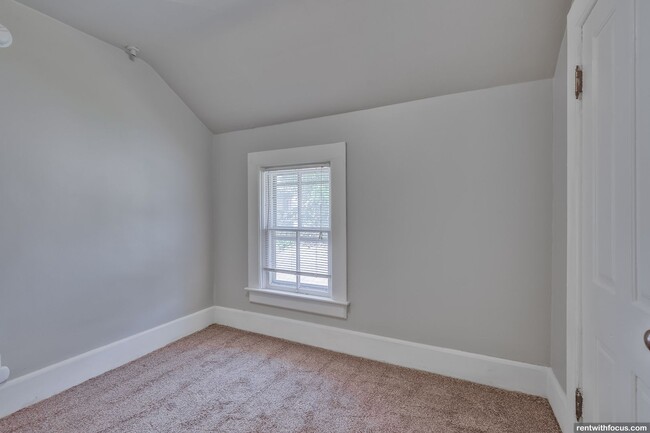 Building Photo - 581 Mt Vernon St