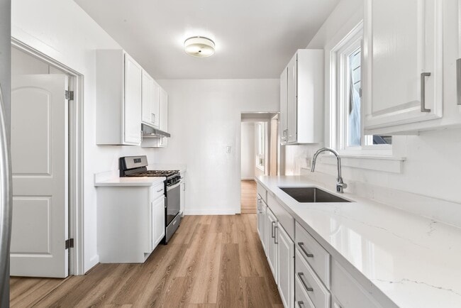 Building Photo - Remodeled 4Bd/2.5Ba Single-Family Home in ...