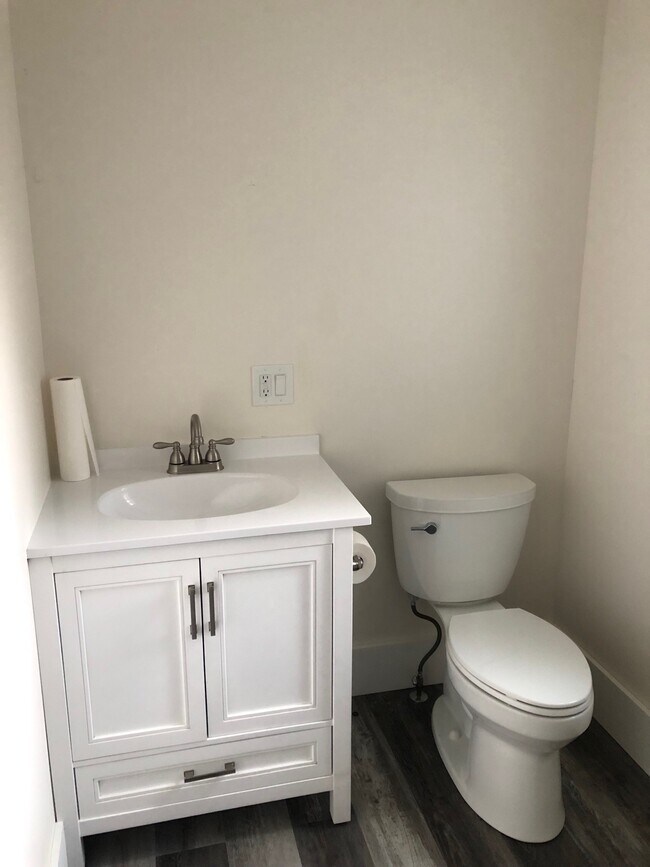 Building Photo - 612 S Cleveland Massillon Rd