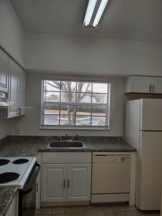 Building Photo - 680 Cypress Club Way