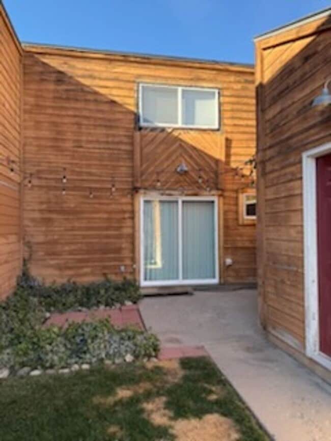 Building Photo - 2 bedroom in Prime Palisade Location