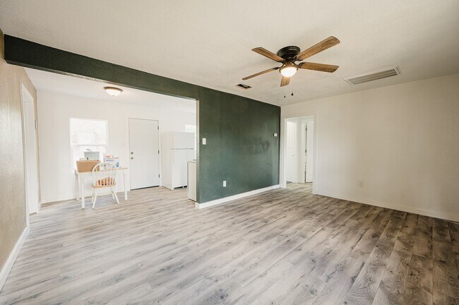 Building Photo - 3106 Eisenhower Rd