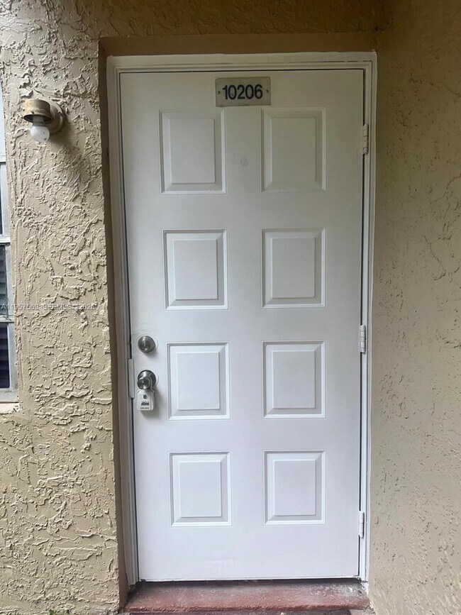 Building Photo - 10206 Twin Lakes Dr