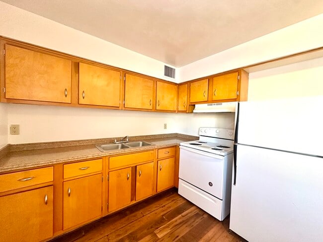 Building Photo - $400 Off Move In Special! Spacious 1 Bedroom with Hard Wood Flooring! Community Laundry and Off S...