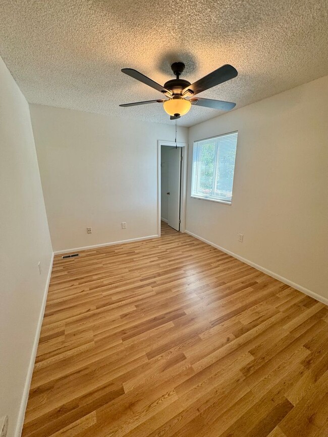 Building Photo - Updated 2 Bedroom with AC