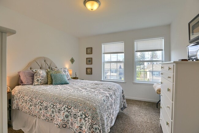 Building Photo - Newer build 2,000 sq ft 3/BR 2.5 bath luxury townhome FULLY FURNISHED