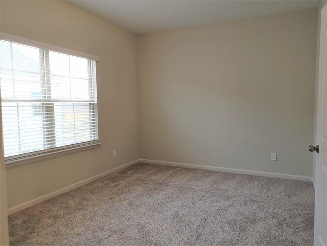 Building Photo - Excellent Location!!!Townhome